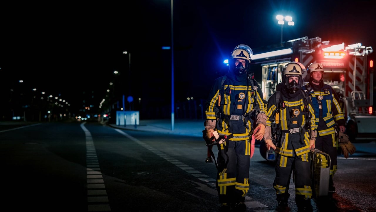 Feuer And Flamme Folge 2 Wohnungsbrand Menschen In Lebensgefahr S07e02 Ard Mediathek 0203