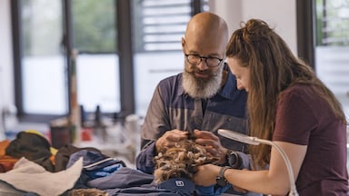 Mann und Frau arbeiten an Textilien