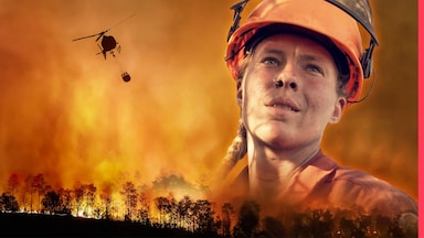 Porträt Feuerwehrmann vor Waldbrandszene