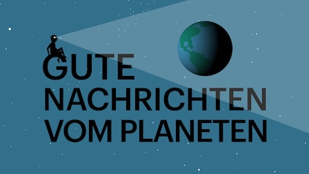 Schriftzug Gute Nachrichten vom Planeten und Person die durch Blick Erdkugel anleuchtet